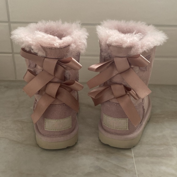 Ugg boots with bow little girl size 25 - Picture 2 of 5